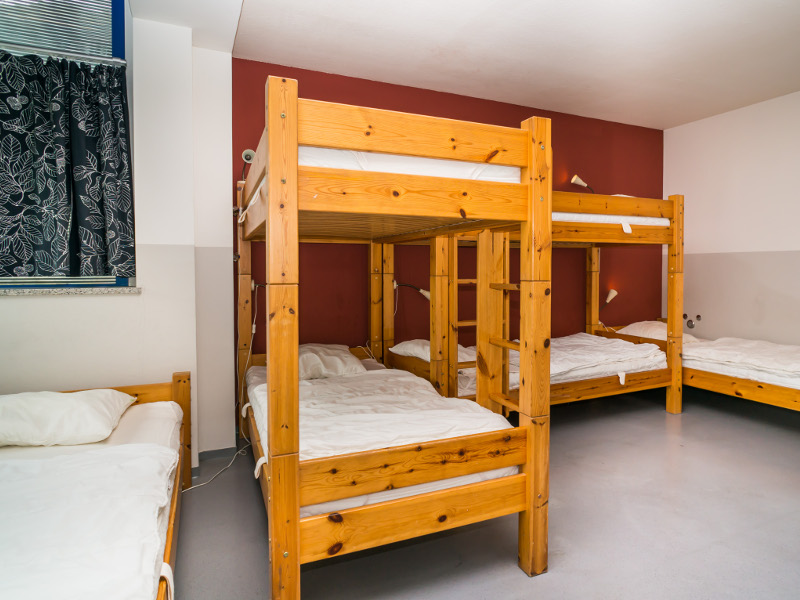 https://www.babelfish-hostel.de/media/Galeryrooms/016 six bed room.jpg